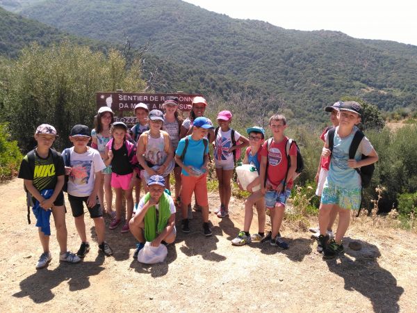 Randonnée en colonie de vacances pour enfants